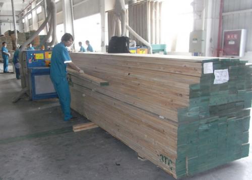 中國家具著名企業-四川全友家私有限公司-使用正啟100型號方木多片鋸干切-加工現場共計10臺